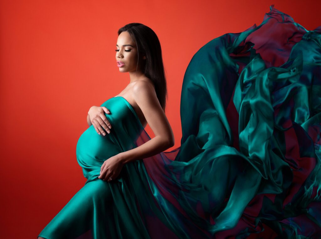 Pregnancy-photography-with-flowing-fabrics